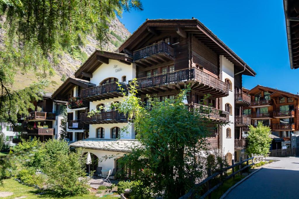 un edificio con balcones en un lateral en Haus Zer Weidu, en Zermatt