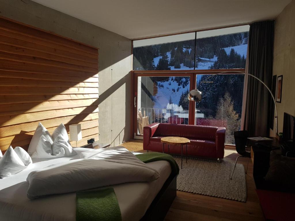 Postel nebo postele na pokoji v ubytování "Quality Hosts Arlberg" Hotel Lux Alpinae