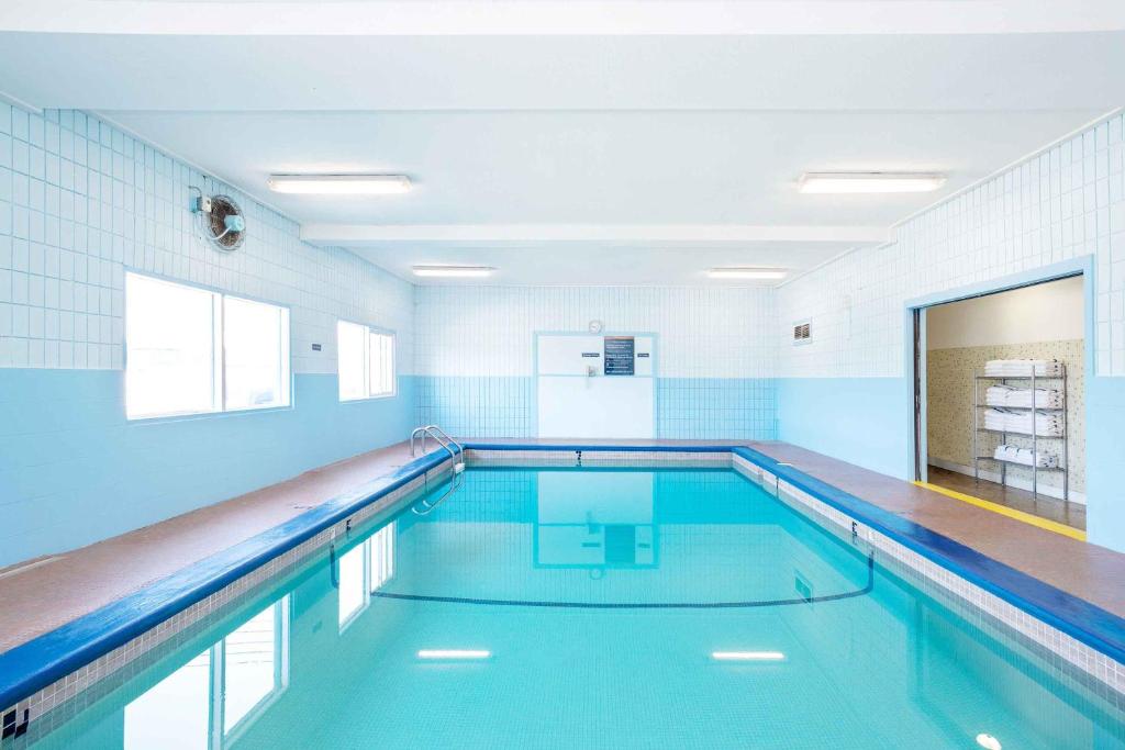 Bazén v ubytování Sandman Hotel Cranbrook nebo v jeho okolí