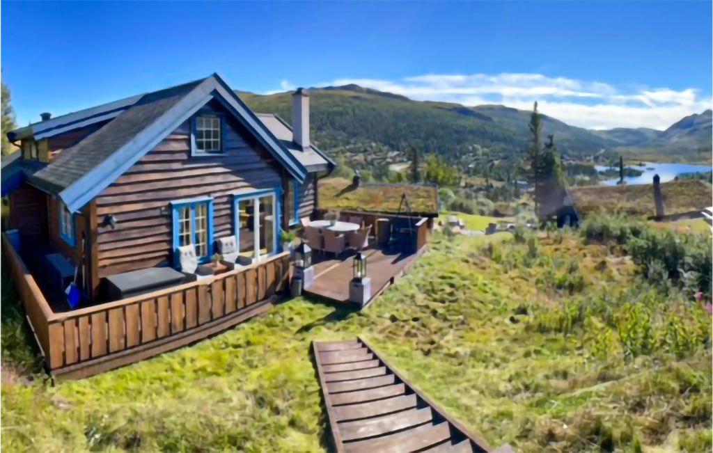 una pequeña casa en una colina con terraza en Nice Home In Rjukan With Wifi en Rjukan