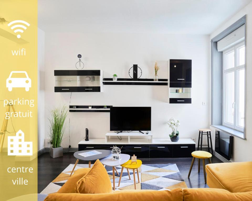 un salon avec un canapé et une télévision dans l'établissement Locations Boulogne sur mer, 4 chambres, Tamaris, à Boulogne-sur-Mer