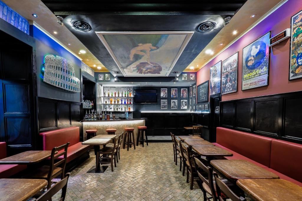 Um restaurante ou outro lugar para comer em Alessandro Palace & Bar
