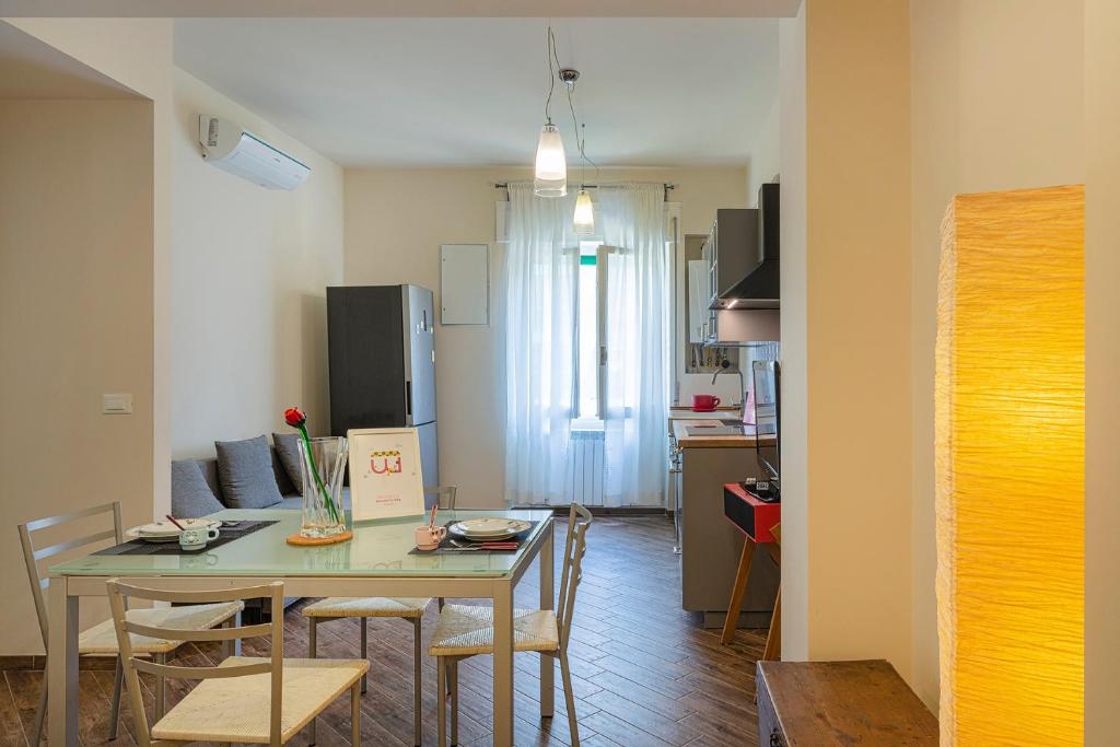 eine Küche und ein Esszimmer mit einem Tisch und Stühlen in der Unterkunft Deliziosa casetta a Quinto by Wonderful Italy in Genua