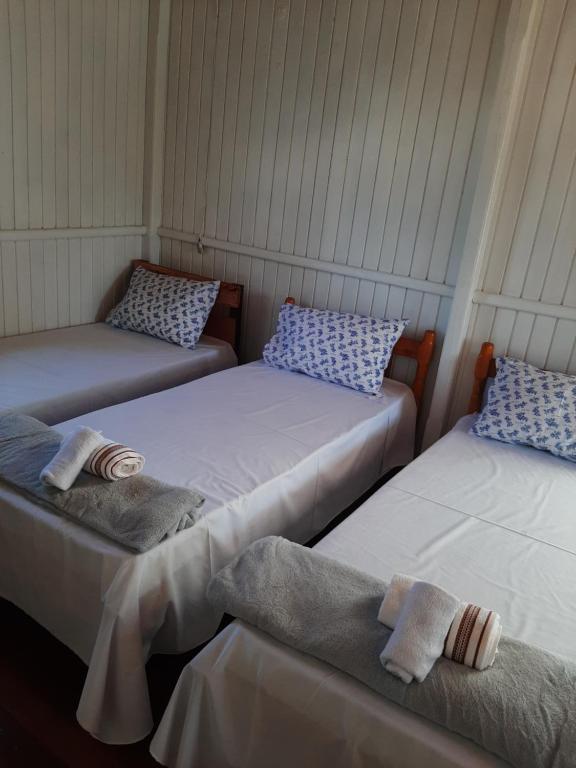 pokój z 3 łóżkami i ręcznikami w obiekcie 4Estações w mieście Lauro Müller