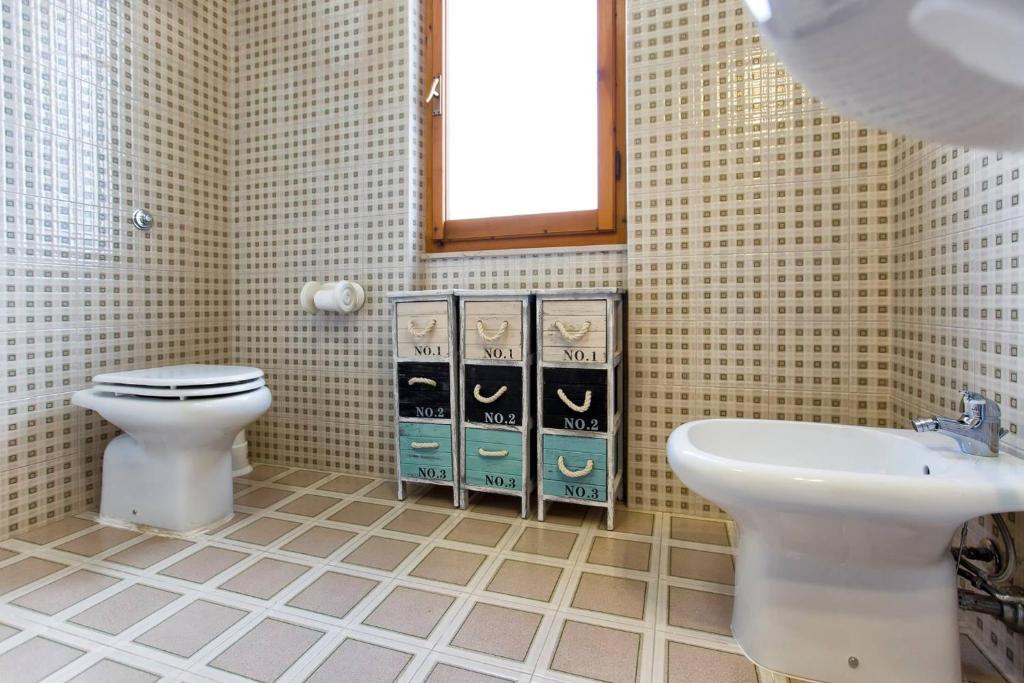 A bathroom at ClickSardegna Villa Emanuel ad Alghero con Vista mare spettacolare, piscina indipendente per 8 persone