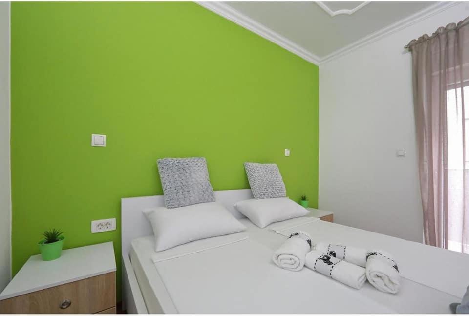Postel nebo postele na pokoji v ubytování Apartments Nikić