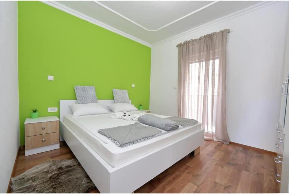 Postel nebo postele na pokoji v ubytování Apartments Nikić
