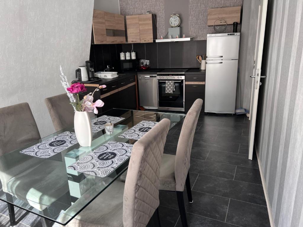 Η κουζίνα ή μικρή κουζίνα στο Schöne 3 Zimmer Wohnung