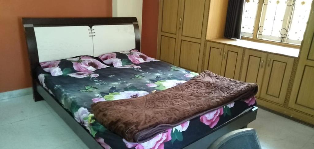 海得拉巴的住宿－Srinivas Nilayam，一张床上的鲜花盛开的睡床
