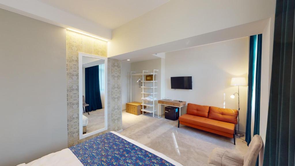 TV a/nebo společenská místnost v ubytování EPIGRAPH Design Kosher Hotel