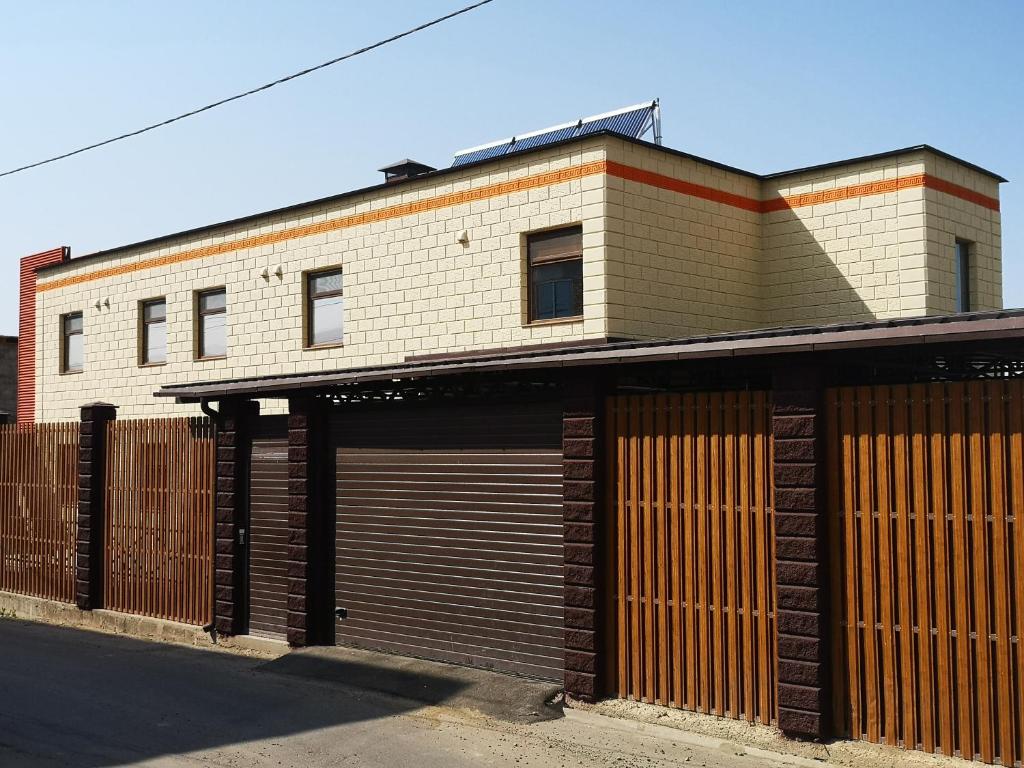 um edifício com duas portas de garagem numa rua em Гостевой дом Discovery em Almaty