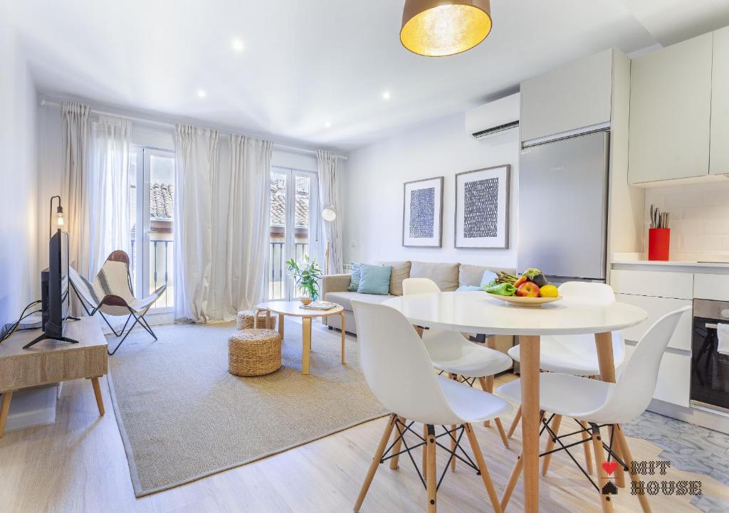 cocina y sala de estar con mesa blanca y sillas en MIT House Malasaña Terrace en Madrid, en Madrid