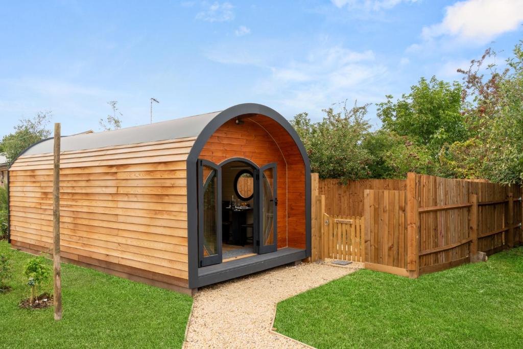 Delightful Damson Cabin in the beautiful Cotswolds, Alderton Updated