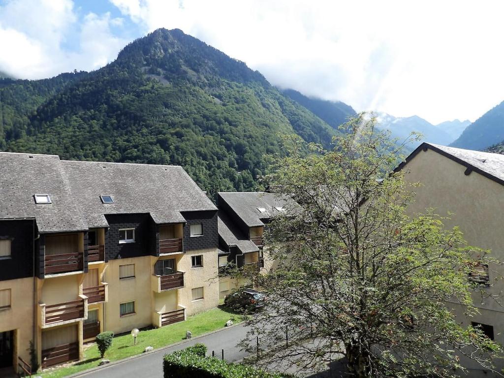 um edifício de apartamentos com vista para uma montanha em Joli studio vue sur les montagnes avec balcon em Cauterets