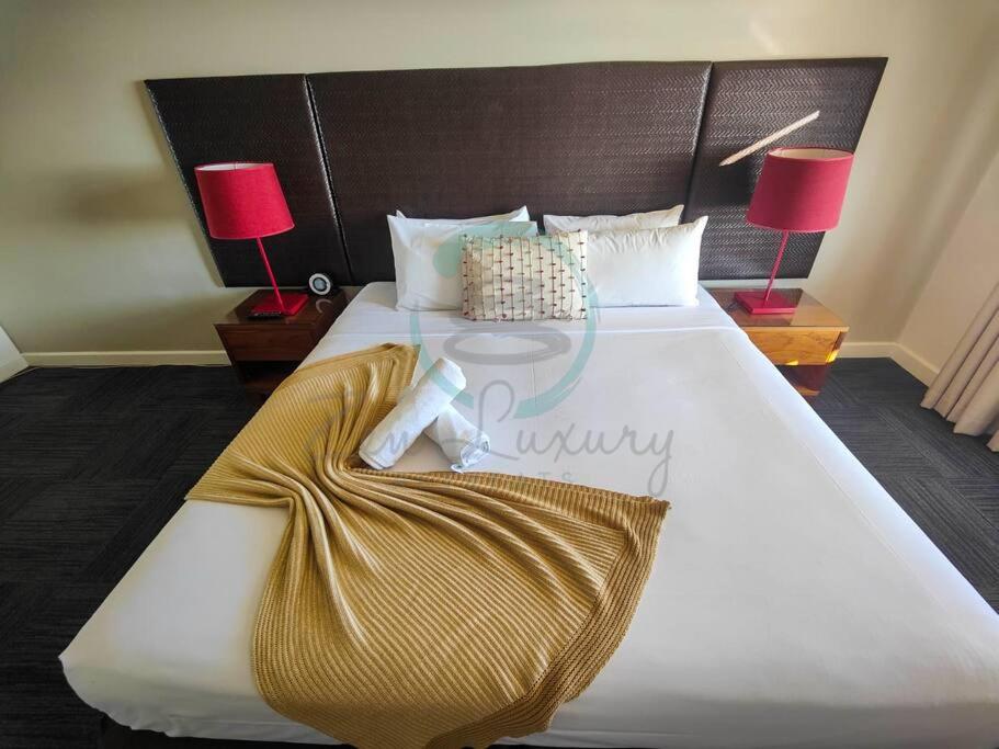 Cama o camas de una habitación en ZEN88 ESPLANADE: 1-BR Top Floor Ocean View Suite