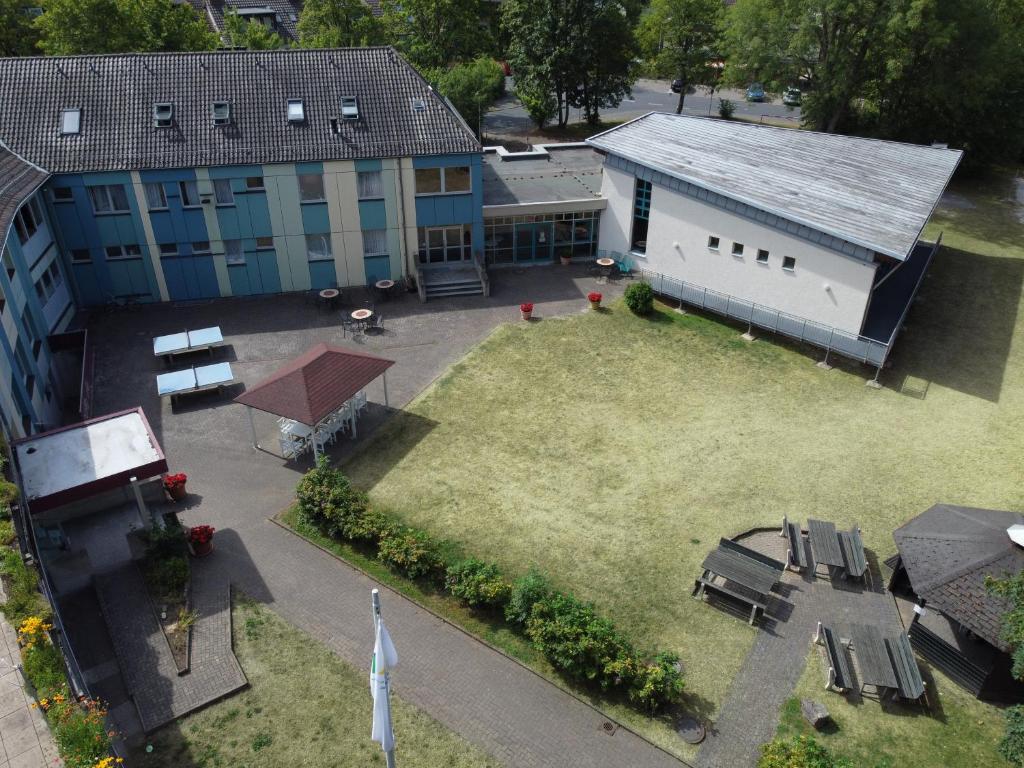 an aerial view of a large yard with a building at Jugendherberge Göttingen in Göttingen