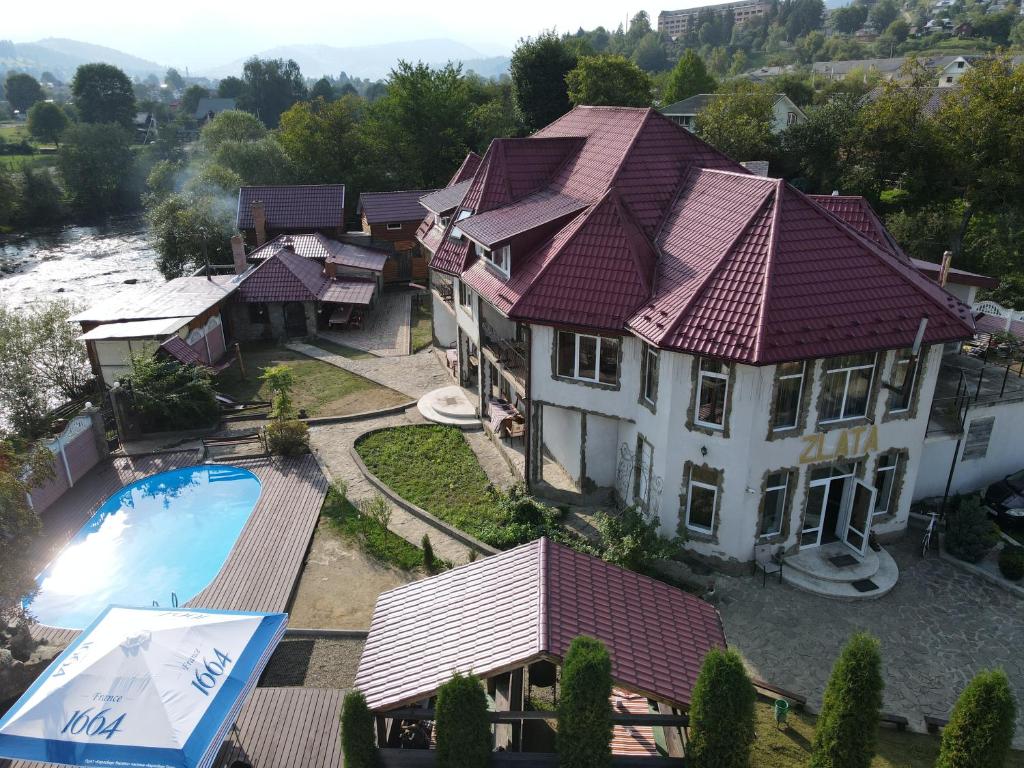 una vista aérea de una casa con piscina en Villa «Zlata», en Verkhovyna