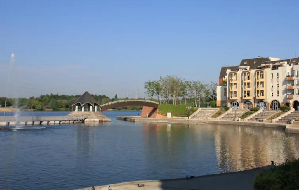 uitzicht op een rivier met een brug en gebouwen bij Midoon guest - The Balcony - Grand appartement Créteil proche Paris in Créteil