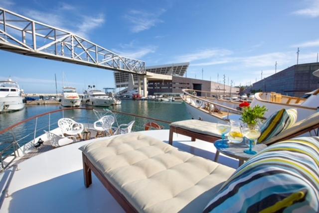 um barco com cadeiras e mesas no deque em Charming Boat in Barcelona - Perfect getaway em Barcelona