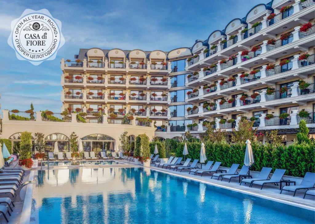 uma vista para o hotel a partir da piscina em Casa di Fiore SPA and Medical Hotel, Mineral Pools & Private Beach em Kranevo