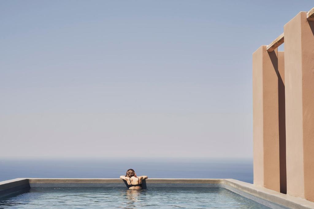 Basen w obiekcie Under the Sun Cycladic Village lub w pobliżu