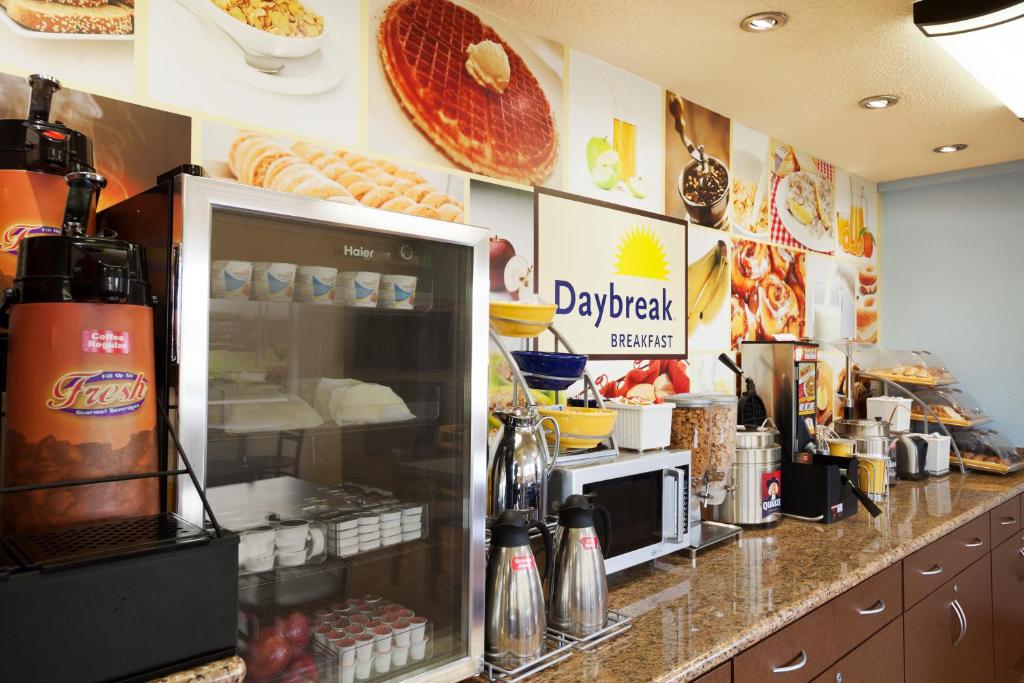 Příslušenství pro přípravu čaje a kávy v ubytování Days Inn by Wyndham Champaign/Urbana