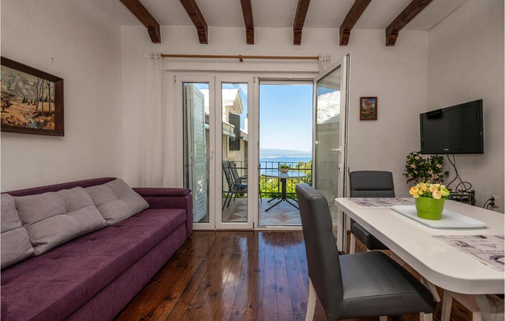 Televízia a/alebo spoločenská miestnosť v ubytovaní 2 Bedroom Nice Home In Baska Voda
