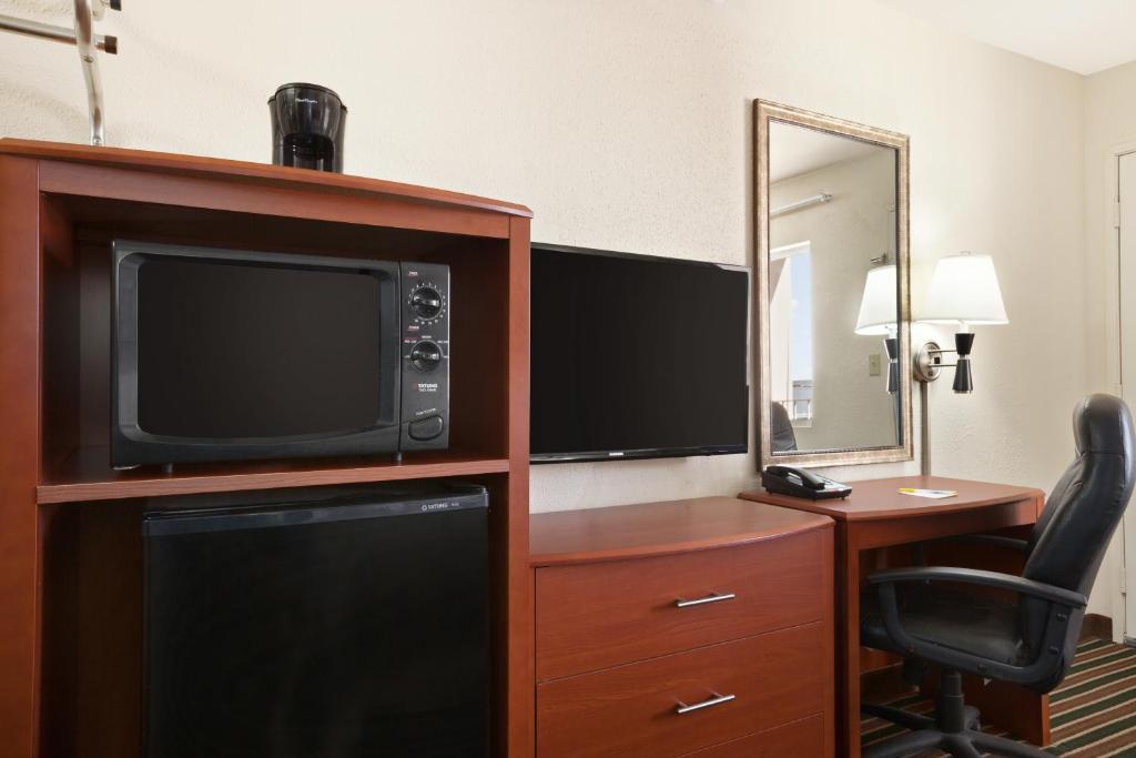 Kuchyň nebo kuchyňský kout v ubytování Days Inn by Wyndham Champaign/Urbana
