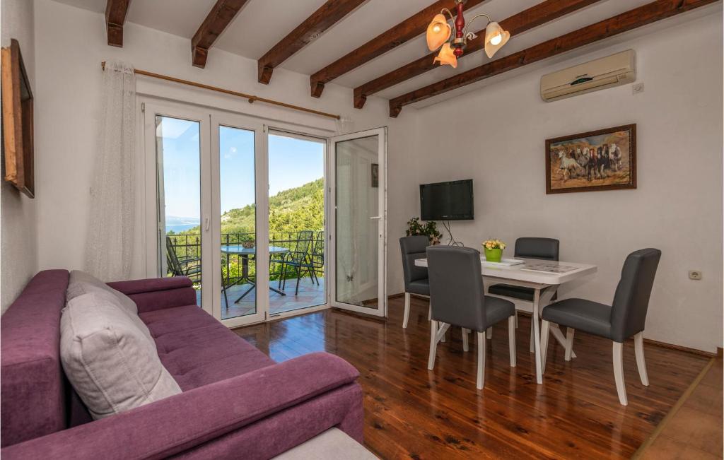 Televízia a/alebo spoločenská miestnosť v ubytovaní 2 Bedroom Nice Home In Baska Voda