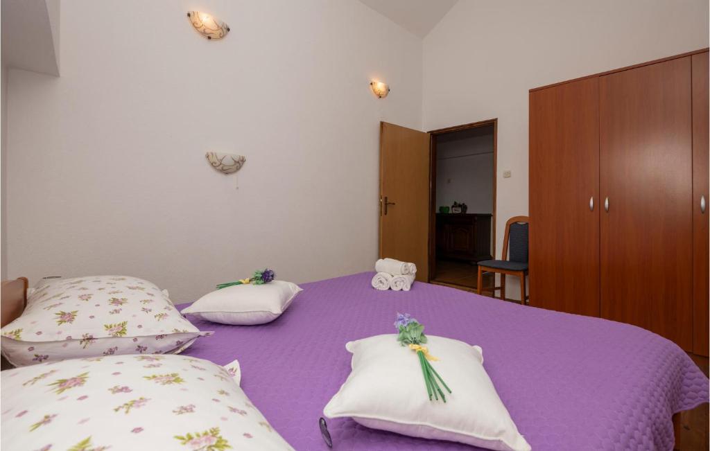 Posteľ alebo postele v izbe v ubytovaní 2 Bedroom Nice Home In Baska Voda
