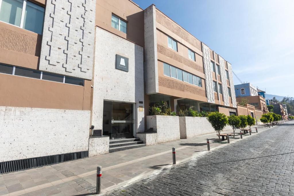 un edificio al costado de una calle en Casa Andina Standard Arequipa, en Arequipa