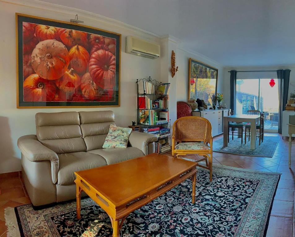 un salon avec un canapé et une table dans l'établissement Bellevue Maison de pêcheur, à Cogolin