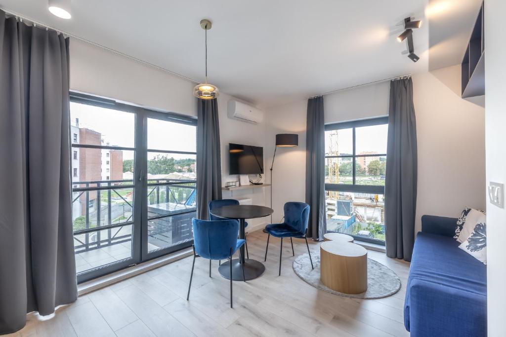 sala de estar con sofá, mesa y sillas en Apartament Centrum Gdańska blisko Starego Miasta, en Gdansk