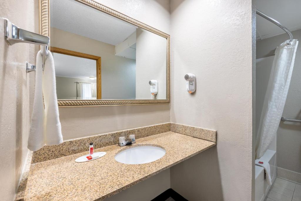 Super 8 by Wyndham Kansas City Airport North - 