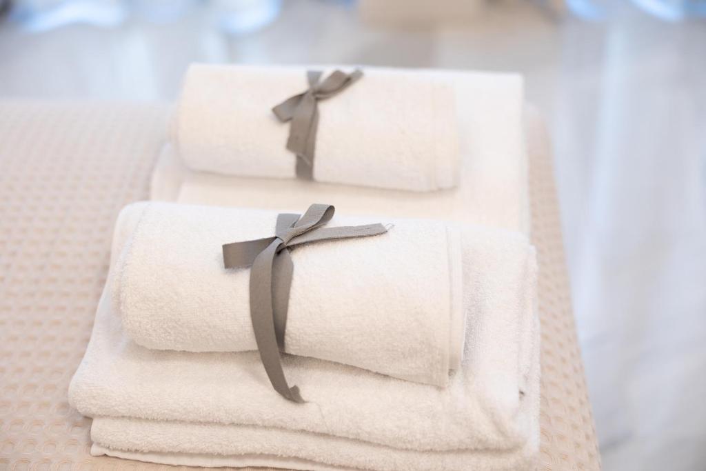 a group of towels with a bow on them at Patras Casale in Patra