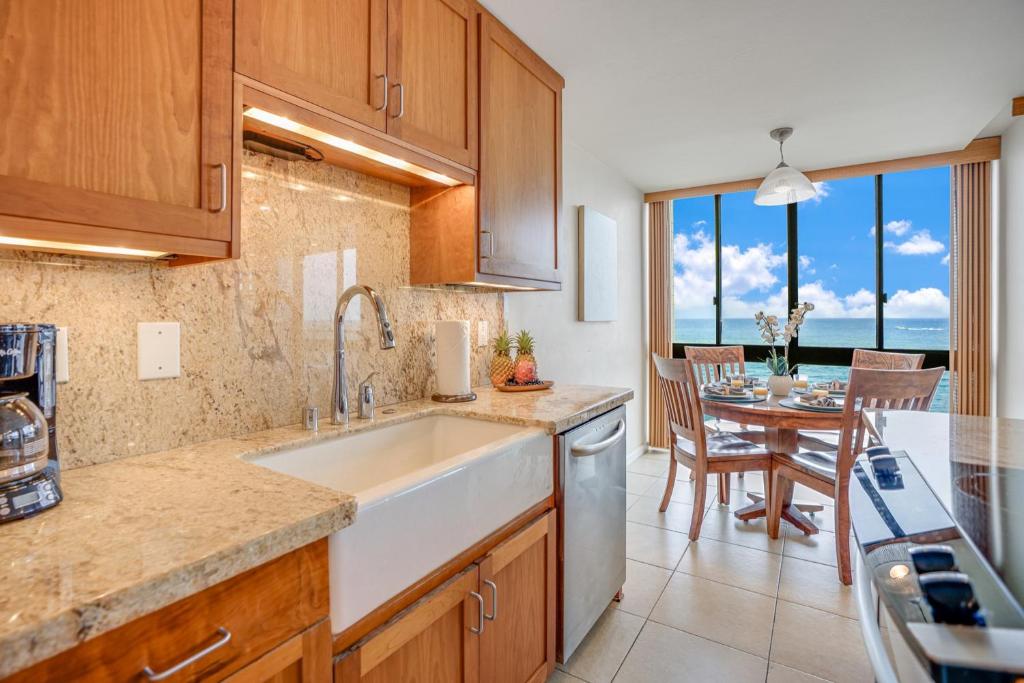 Kuchyň nebo kuchyňský kout v ubytování Kuhio Shores 410