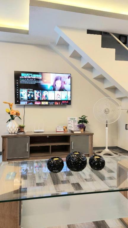 MAJESTIC 2 BR TOWNHOUSE - near AQUA PLANET & CLark Airport - TRP8 - Wohnung Mit Zwei Schlafzimmern
