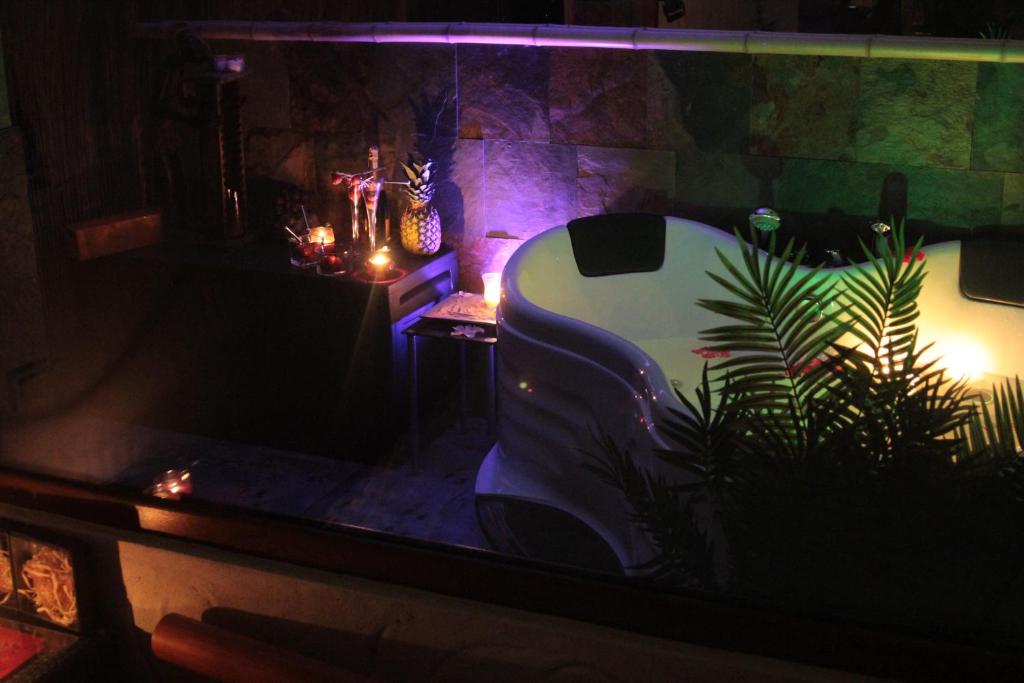 una habitación con una silla y una mesa con una planta en EGZOTYCZNA Bahia w Krainie Alicji MEGA OFERTA na stronie, en Ełk