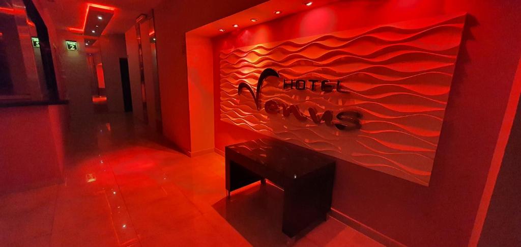 una habitación roja con un cartel en la pared en Hotel Venus, en Buenos Aires