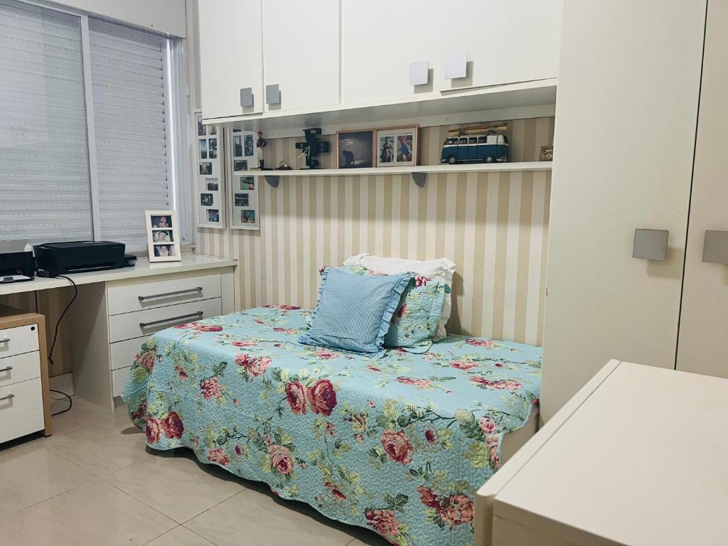 um quarto com uma cama com uma almofada azul em Apartamento leblon no Rio de Janeiro