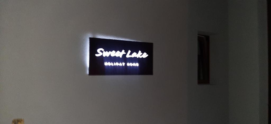 TV a/nebo společenská místnost v ubytování Sweet lake Vi aspetta sul lago