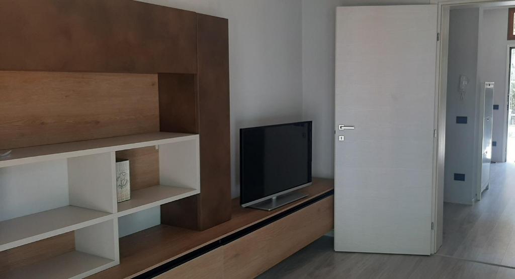 TV a/nebo společenská místnost v ubytování Sweet lake Vi aspetta sul lago