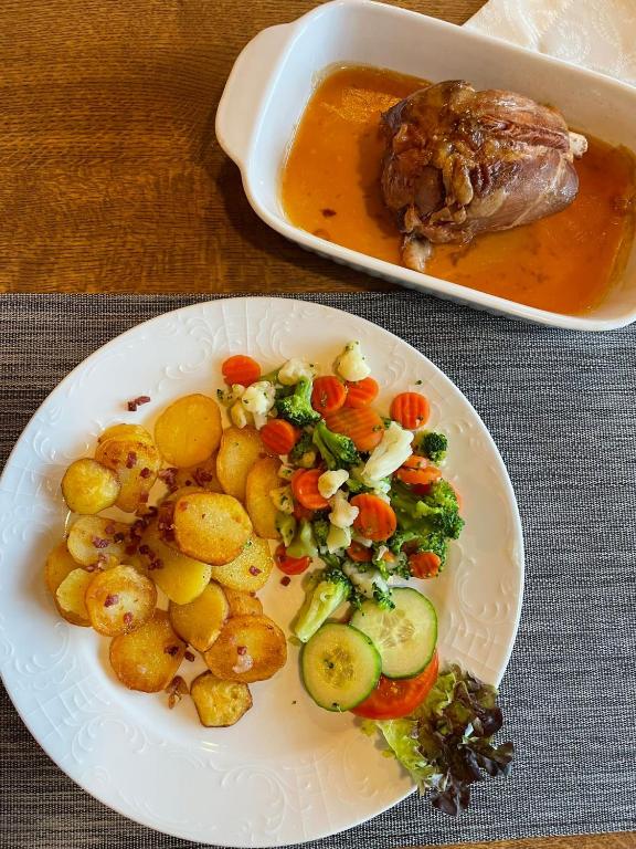 Jídlo v hotelu nebo okolí