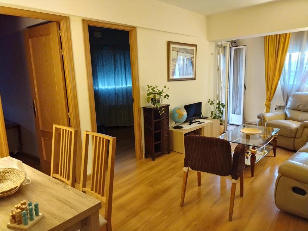 ein Wohnzimmer mit einem Tisch und einem Sofa in der Unterkunft Piso a 20 minutos del centro Madrid con wifi in Navalcarnero