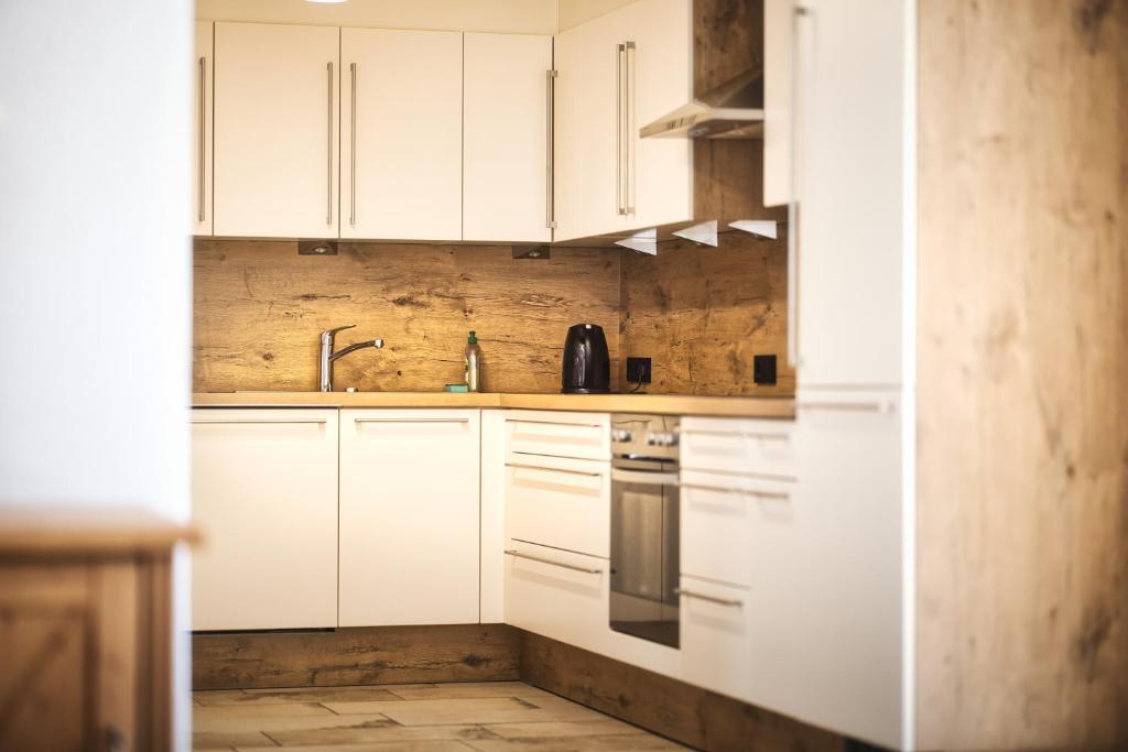 Cucina o angolo cottura di Berghotel Basur - Das Schihotel am Arlberg