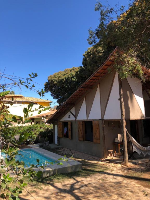 uma casa com uma piscina em frente em Casa da Rê em Serra do Cipó