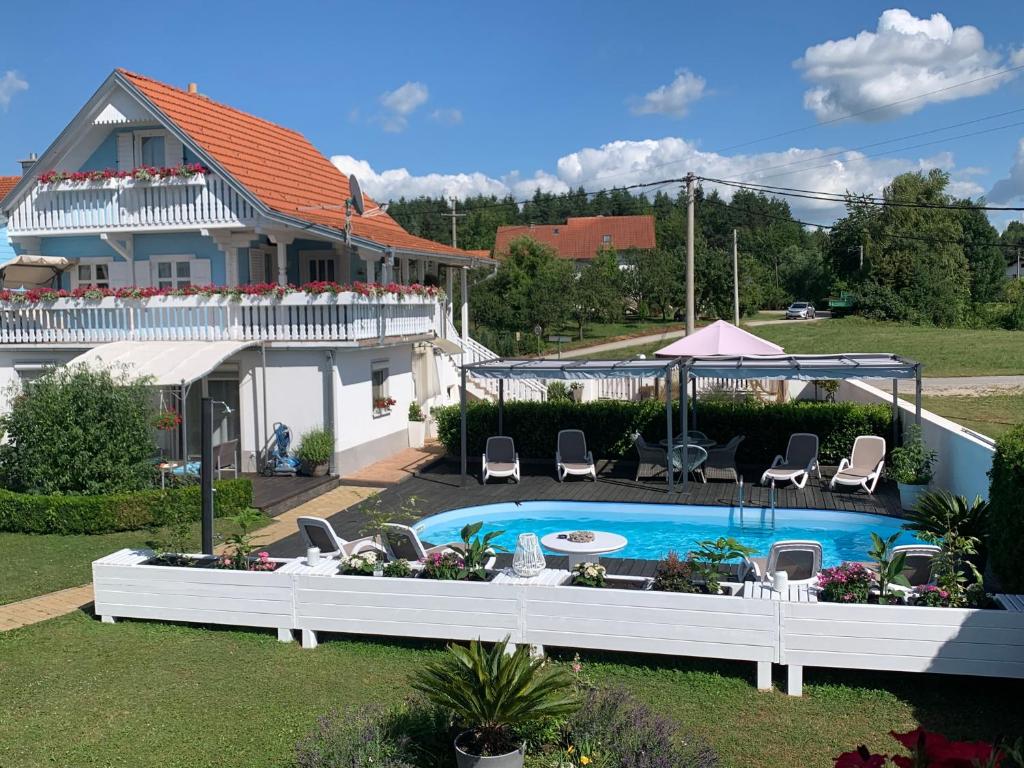 Bazén v ubytování Pool Apartments Plitvice Lakes nebo v jeho okolí