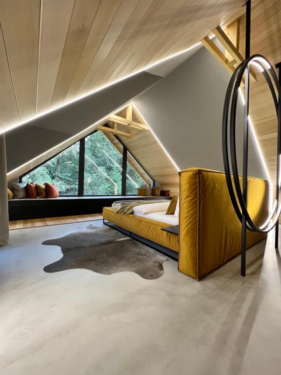 een slaapkamer met een bed en een groot raam bij Garden Retreat Junior in Bran