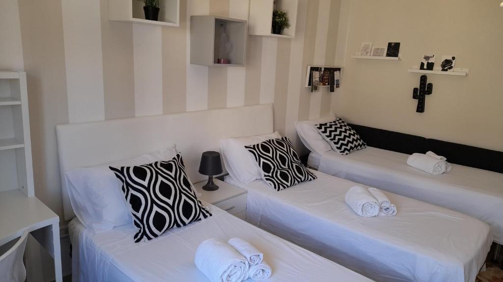Łóżko lub łóżka w pokoju w obiekcie La Casa di Luzzo