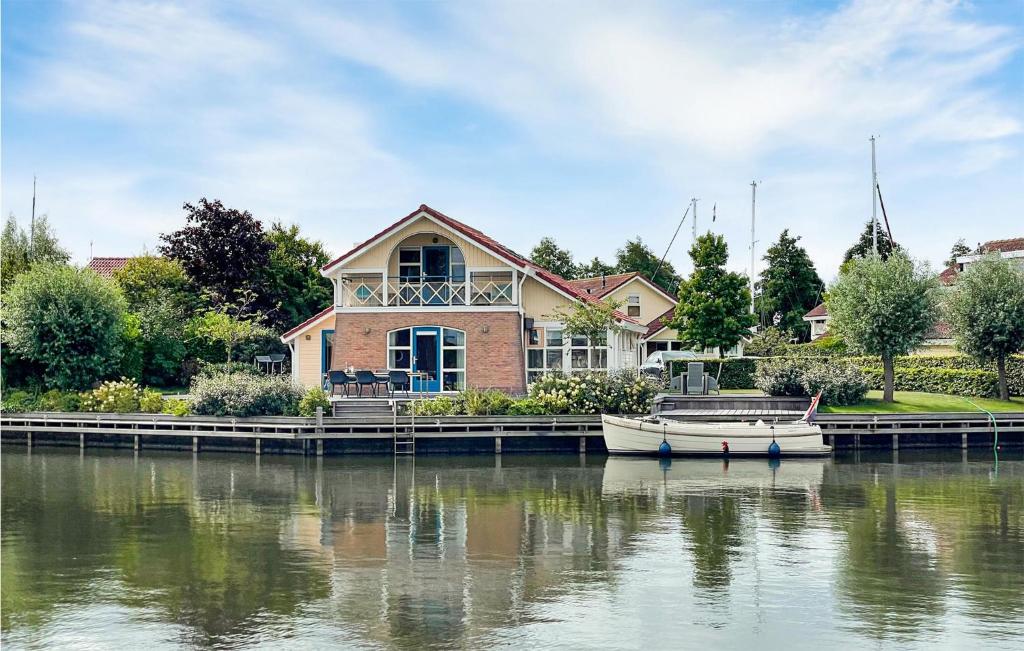It Soal Waterpark-waterlelie I في فوركوم: منزل به قارب مرسى في الماء